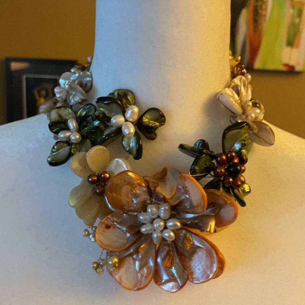Beautiful Floral Abalone shell necklace - Picture 6 of 6